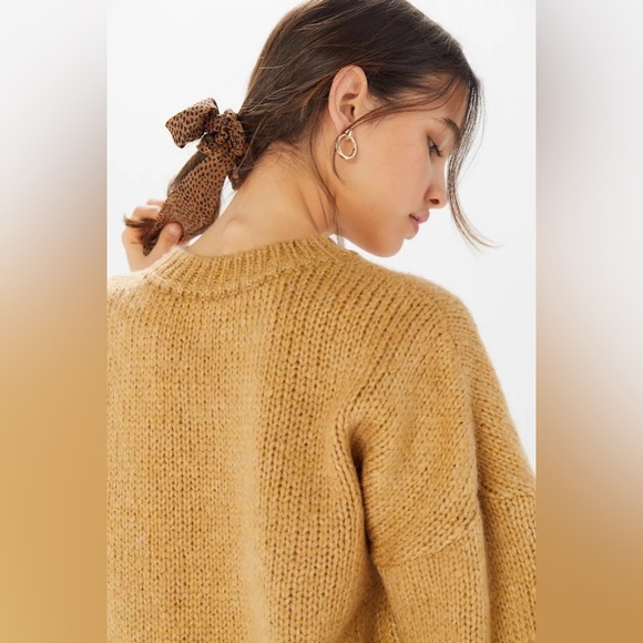 UO Oversized Balloon Crew Neck Sweater - Picture 2 of 5